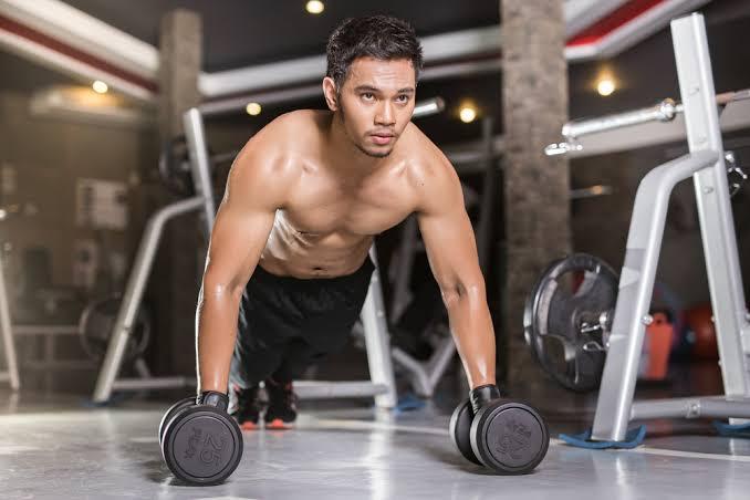 model orang dengan otot kuat