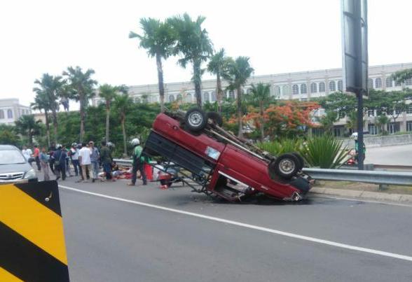 rombongan santri terguling