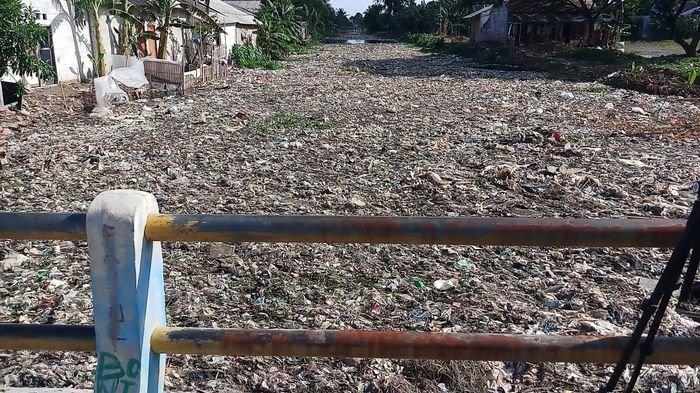 sampah kali bancong bekasi