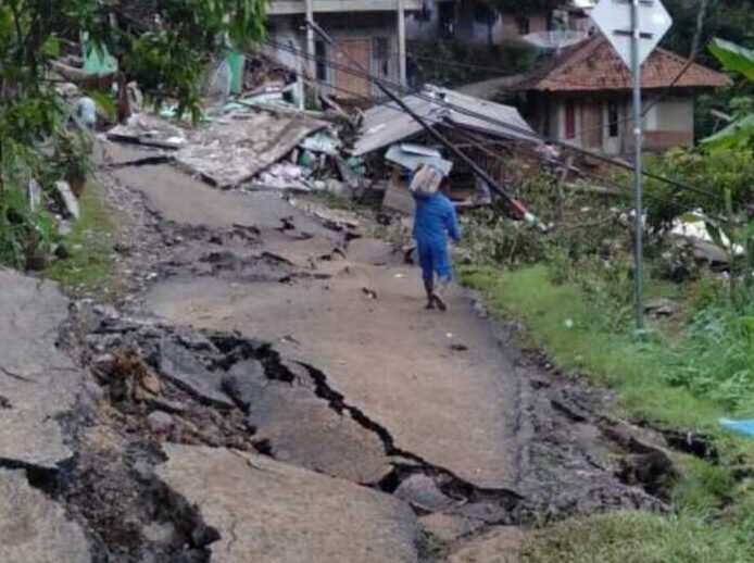 dua sekolah lebakgedong hanyut