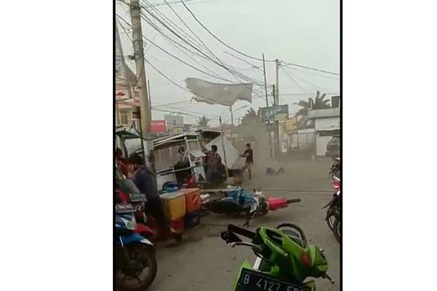 Angin Puting Beliung Di Bekasi Utara Rusak 109 Rumah Satu Warga Terluka Qlx