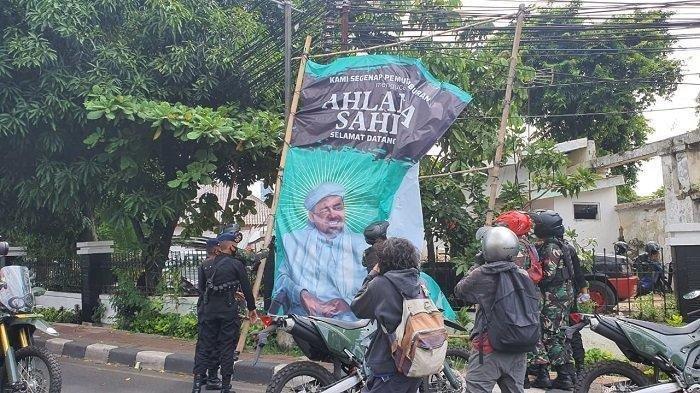Baliho Rizieq Diturunkan