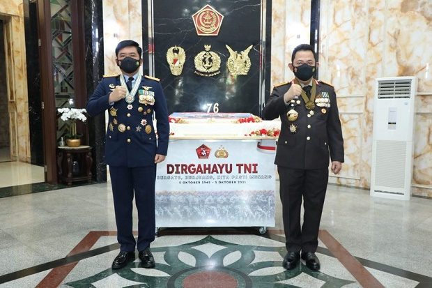 panglima tni menerima kejutan dari kapolri di hut ke76 tni img