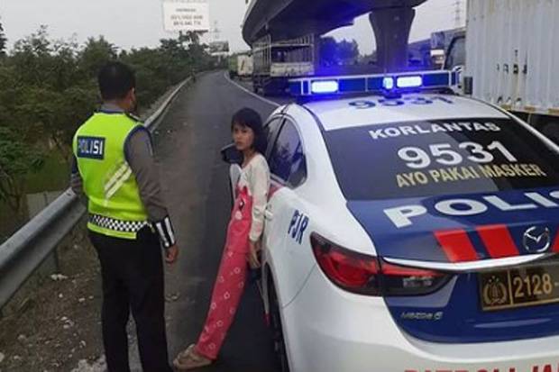 salah naik bus gadis cilik diturunkan di pinggir tol jakartacikampek tnn