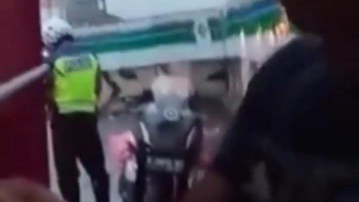 oknum polisi minta uang damai pakai sekarung bawang ke sopir truk yang ditilang 169
