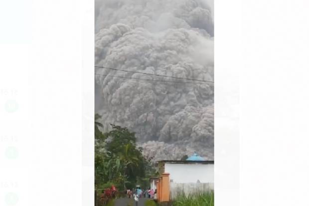 gunung semeru meletus warga panik menyelamatkan diri spq