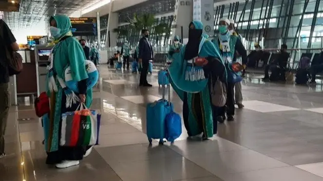 61d965ed4a237 jemaah umrah mulai berangkat dari bandara soekarno hatta sabtu 8 januari 2022 663 372