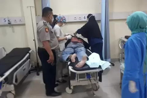 polisi dibacok begal polrestro bekasi kota langsung buru pelaku uyt