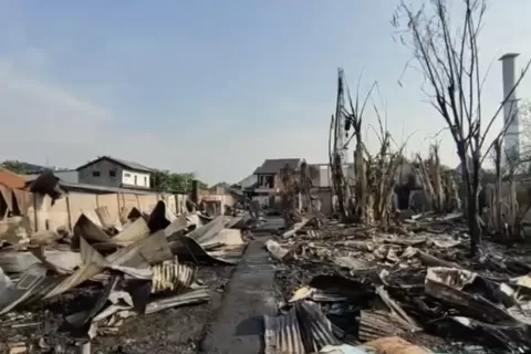 diduga korsleting listrik 40 rumah di cakung hangus terbakar qsu