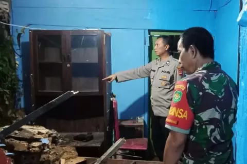 bogor hujan deras 11 rumah di puncak tergerus longsor dwi