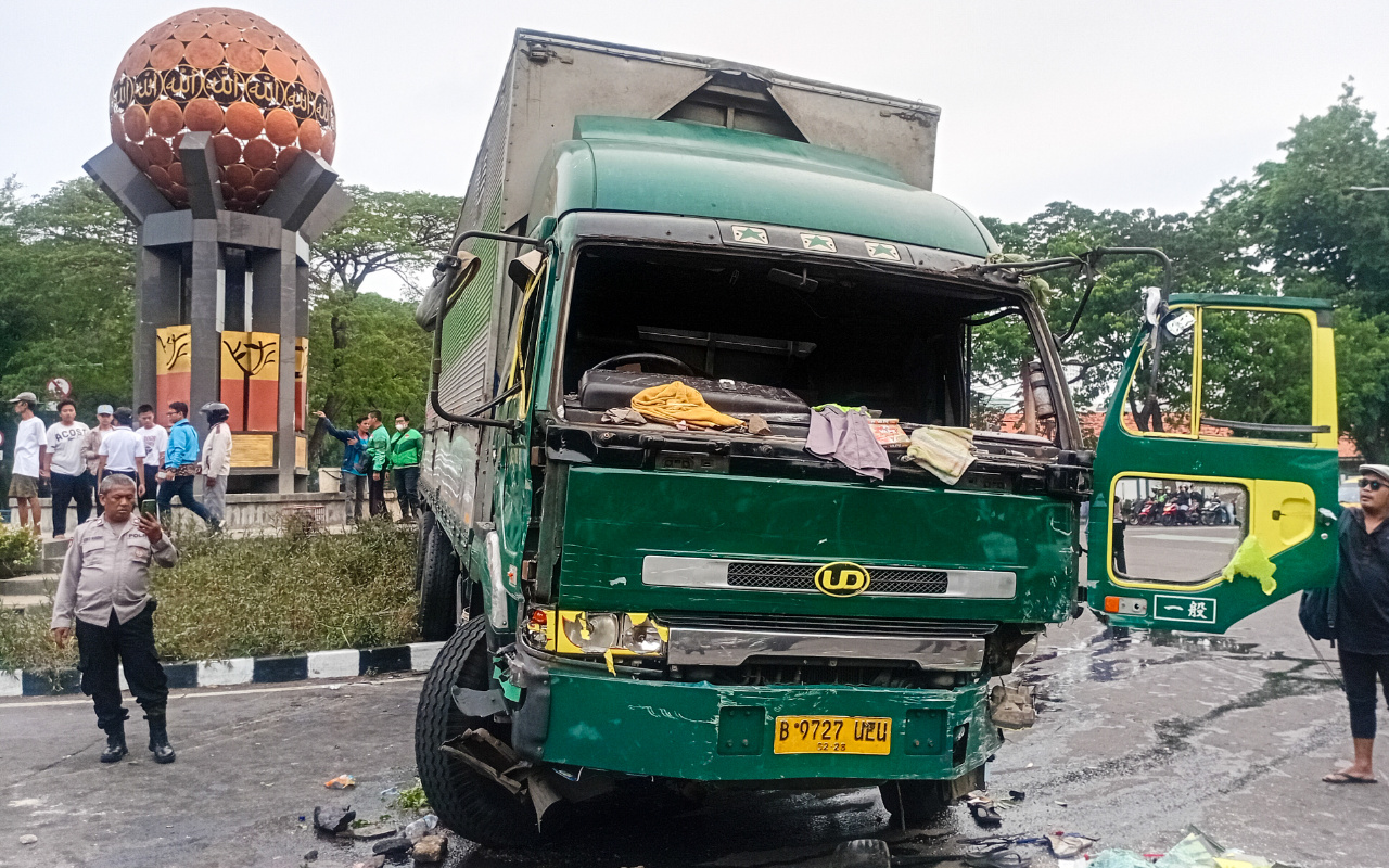 penamerdeka kecelakaan truk di tangerang