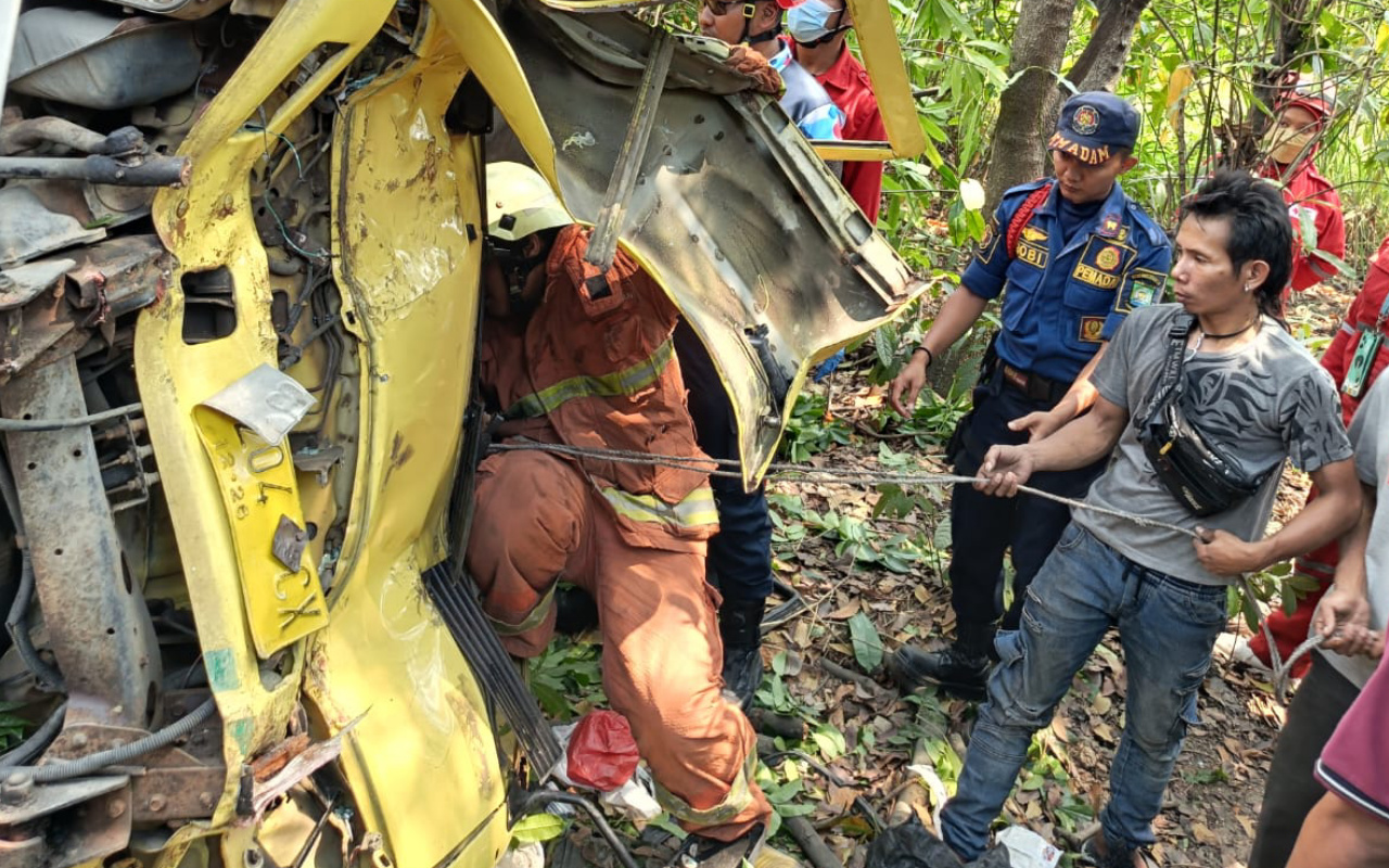 penamerdeka truk box kecelakaan di tangerang